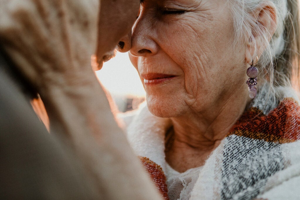 Yaşlı kadın, partnerine sarılarak cinsel bilgeliğini geliştiriyor.