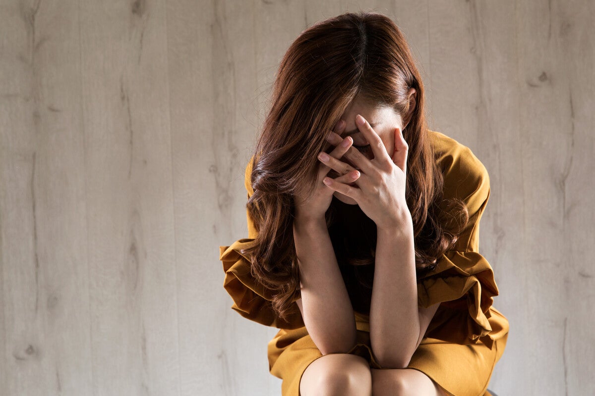 Chica preocupada en la terapia psicológica