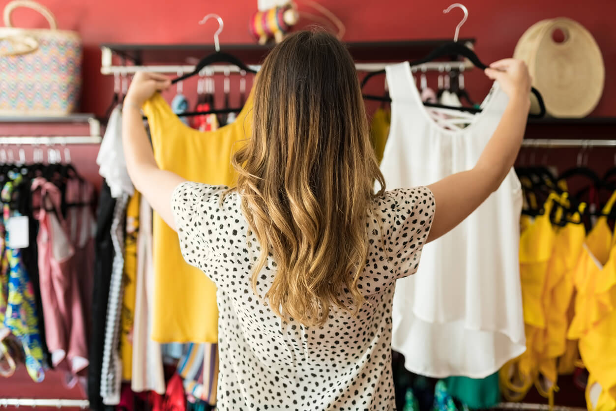 Pareja comprando ropa
