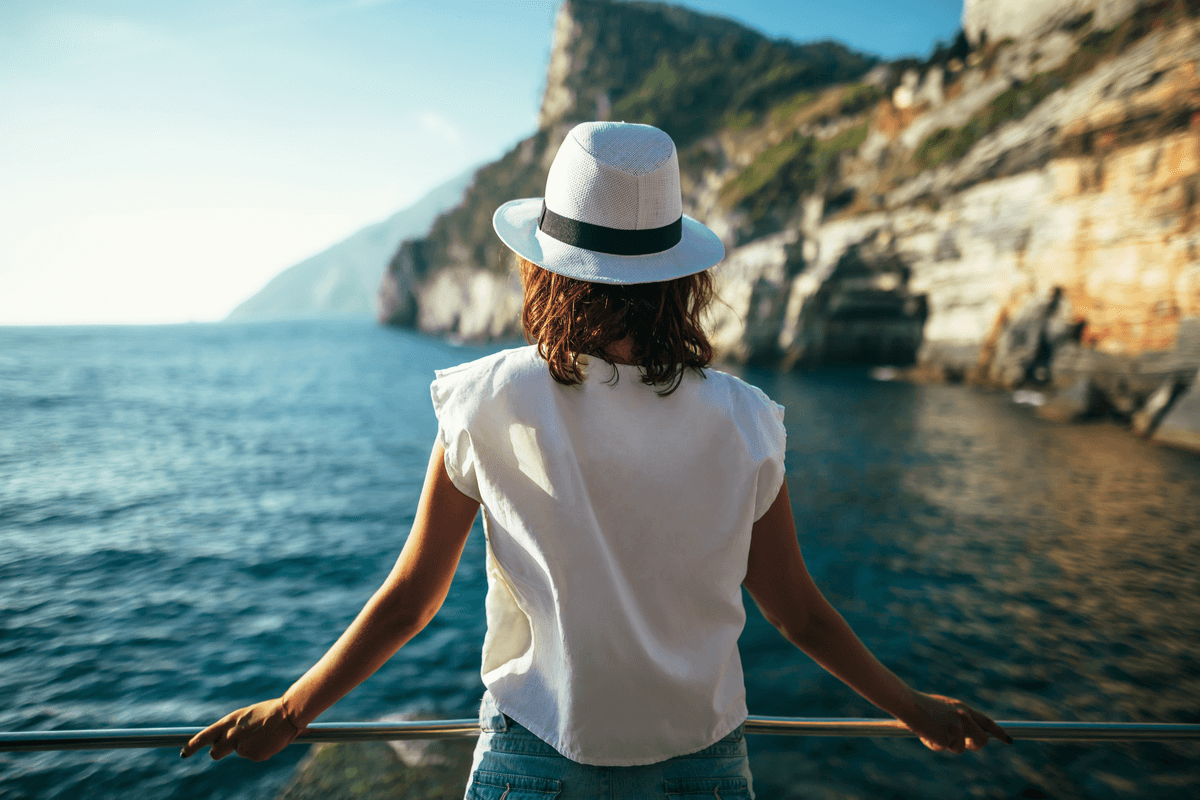 Mujer mirando al mar