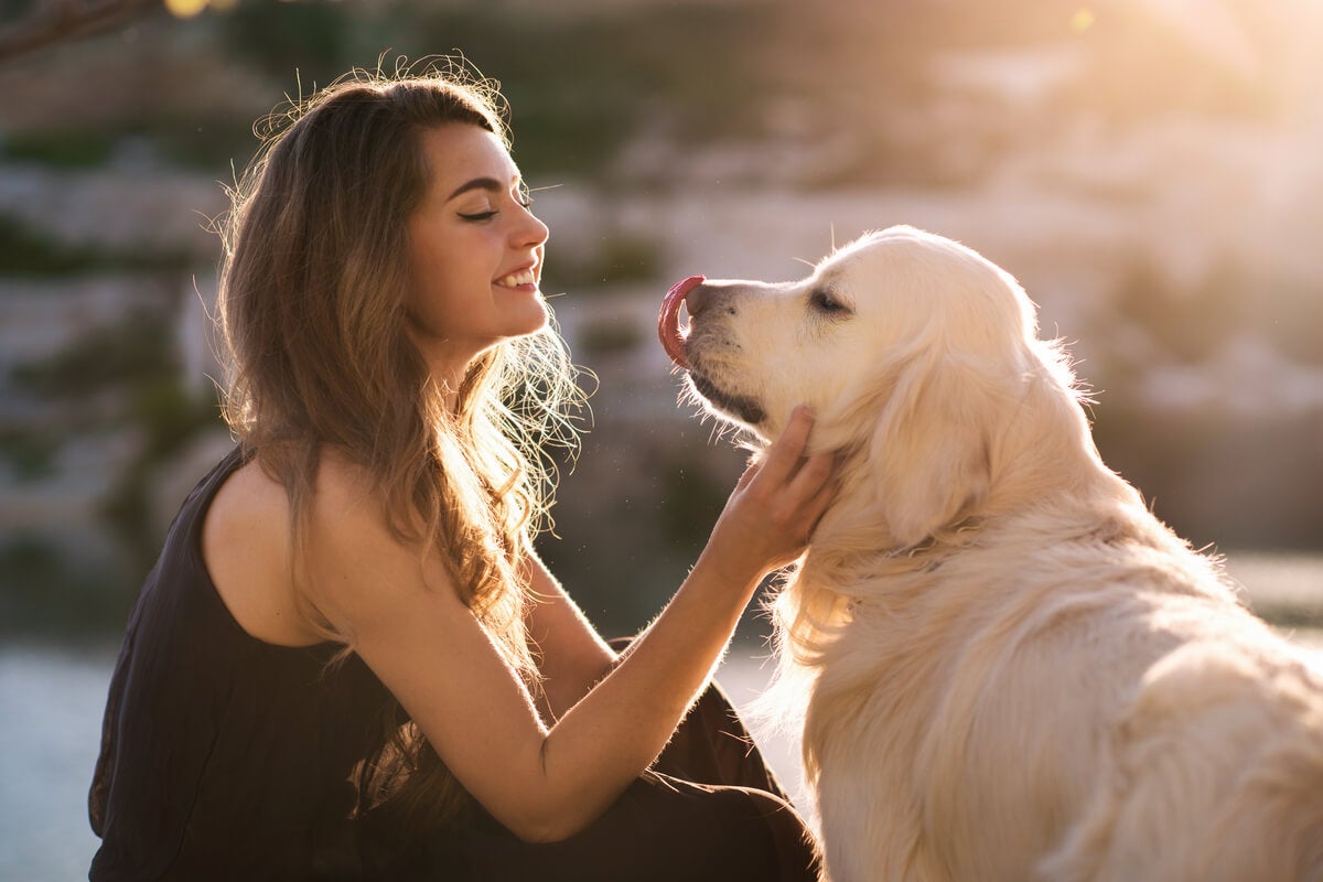 Hombre mayor con un perro