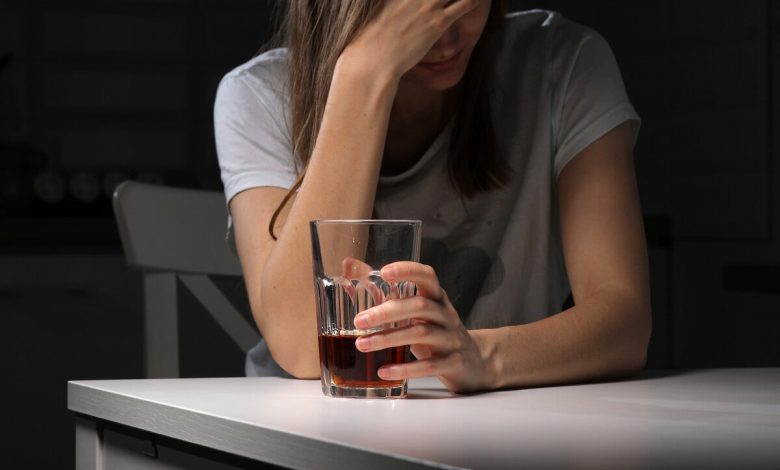 Alkol içmek ruh halini iyileştirmez, üzüntüyü yoğunlaştırır
