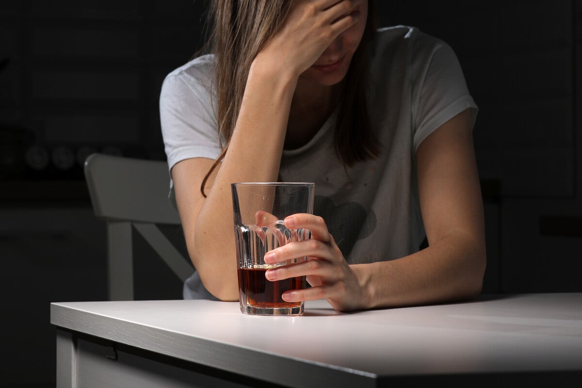 Mujer triste que sufre ebriorexia