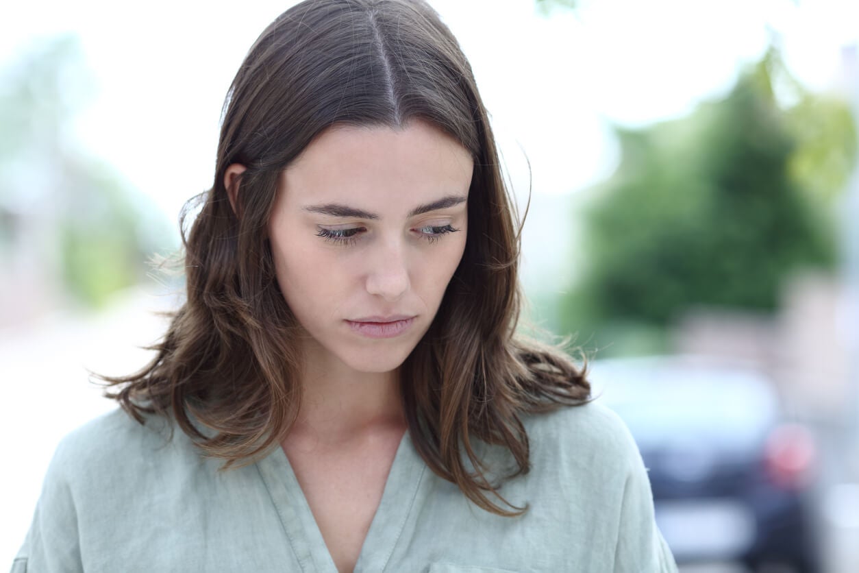 Pareja triste abrazándose por aborto espontáneo