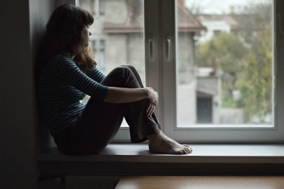Mujer con ansiedad por sufrir semi-ghosting