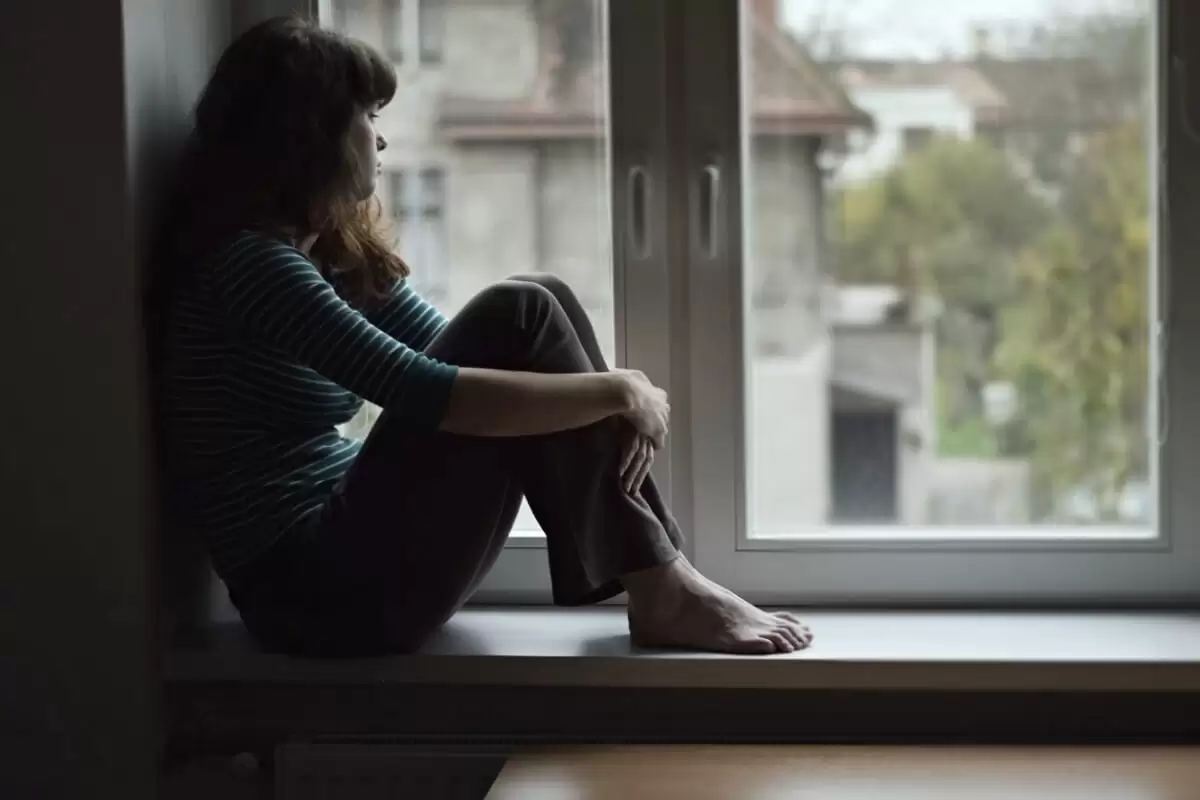 Mujer con ansiedad por sufrir semi-ghosting