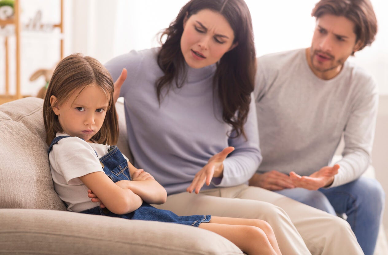 Padre criticando a su hija pequeña