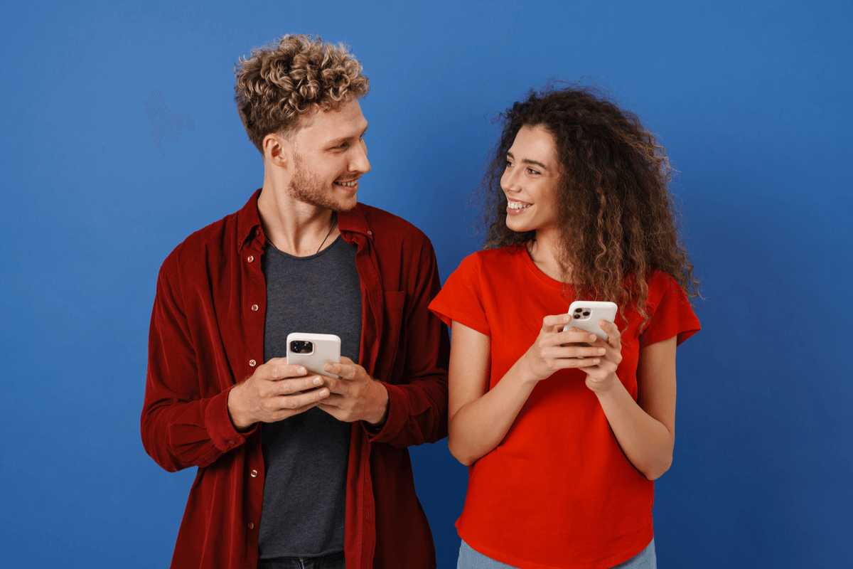 Chica viendo una app para ligar