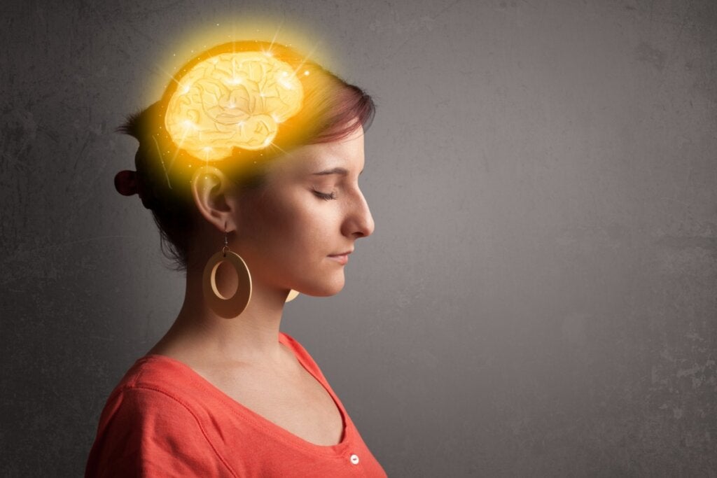 Kadın zihinsel bir çaba sarf etmek için beynini aydınlatıyor