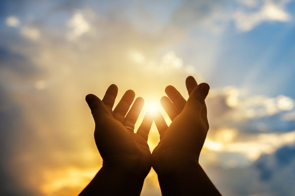 En yoksulların daha cömert olduğunu simgelemek için gökyüzünü işaret eden eller