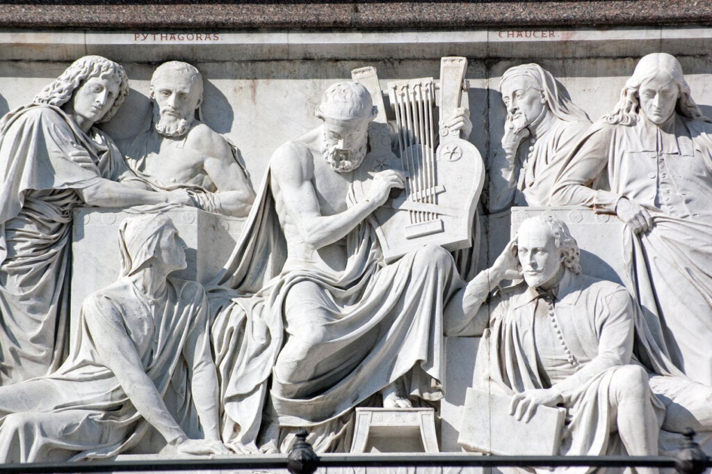 Victoria İngiltere'sinin çeşitli kahramanlarını gösteren taş: Merkezde Homer, Chaucer, Shakespeare, Virgil, Dante ve Pisagor, Londra, Kensington'daki Albert Memorial'da.