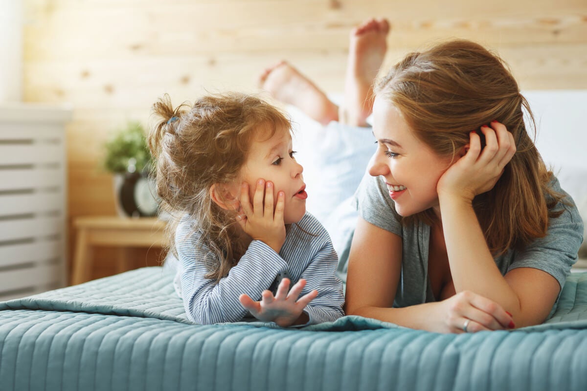 Mujer hablando con su hijo