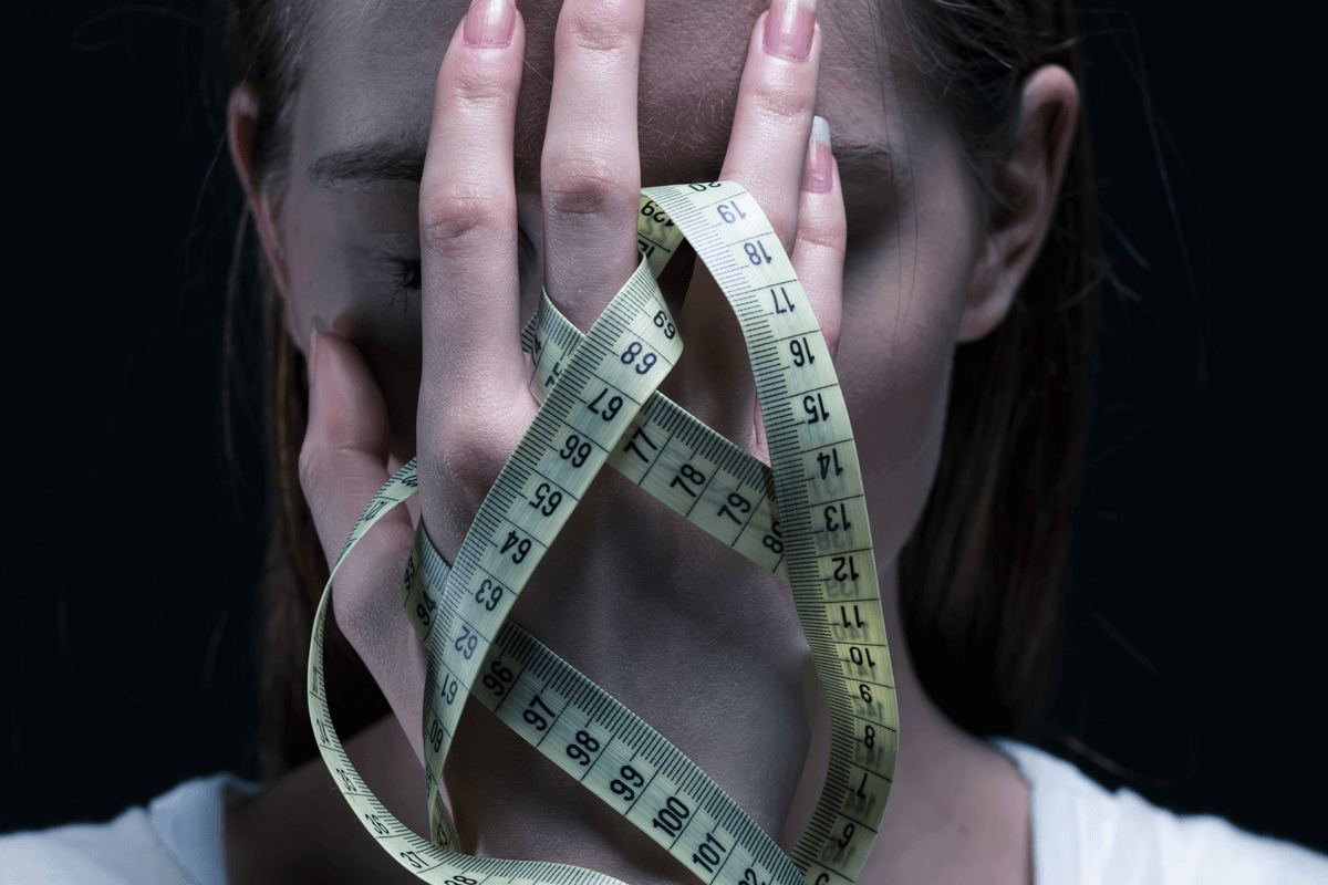 chica pensando cómo la anorexia puede alterar la estructura cerebral