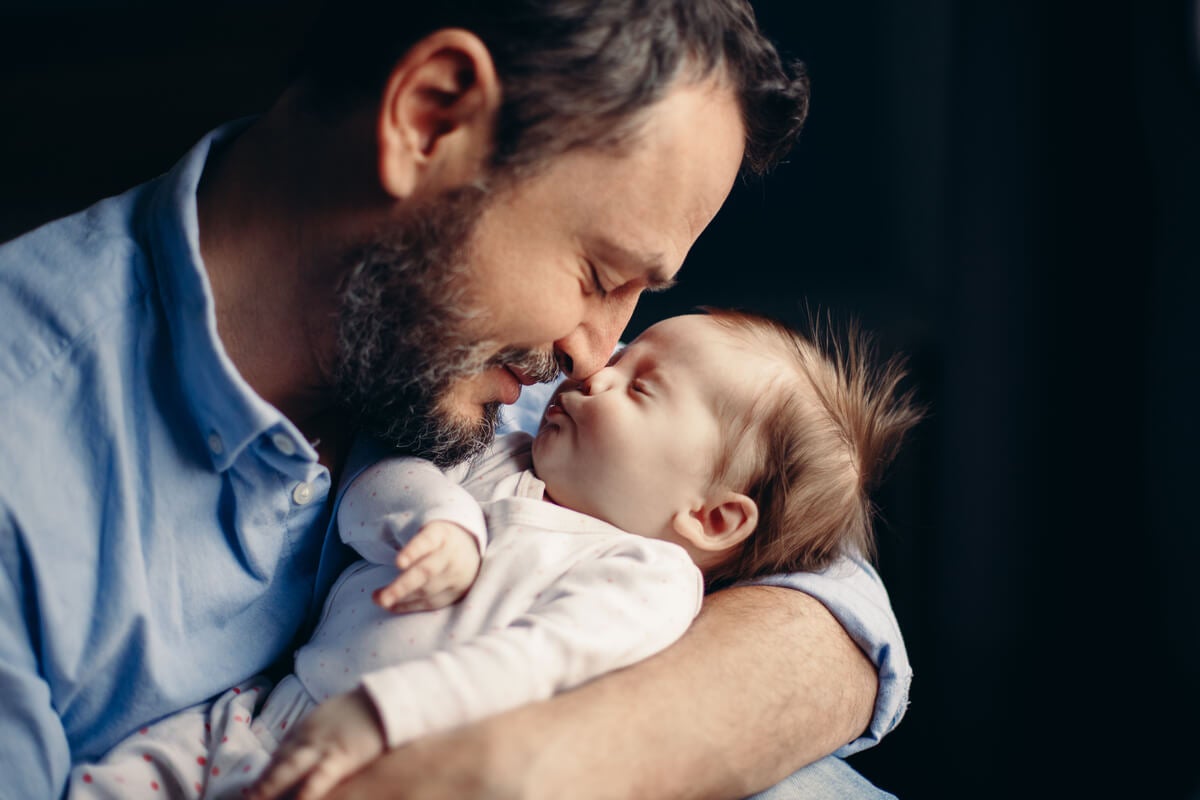 Padre con hija pequeña