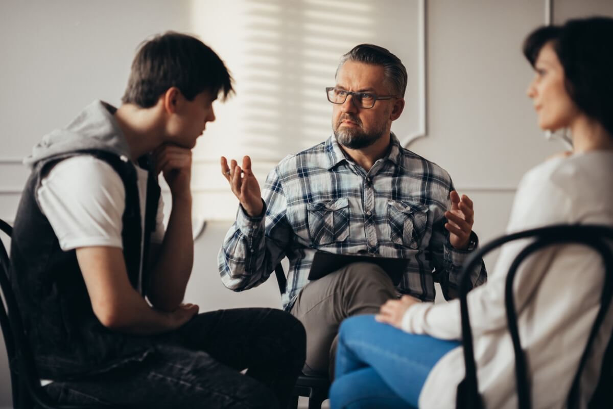 Padres hablando con sus hijos para representar cómo moldearon nuestros padres nuestra personalidad