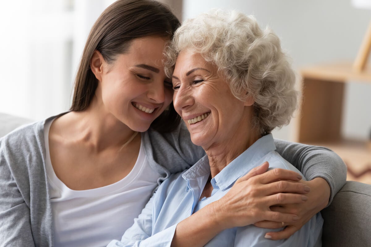 Nieta y abuela hablando