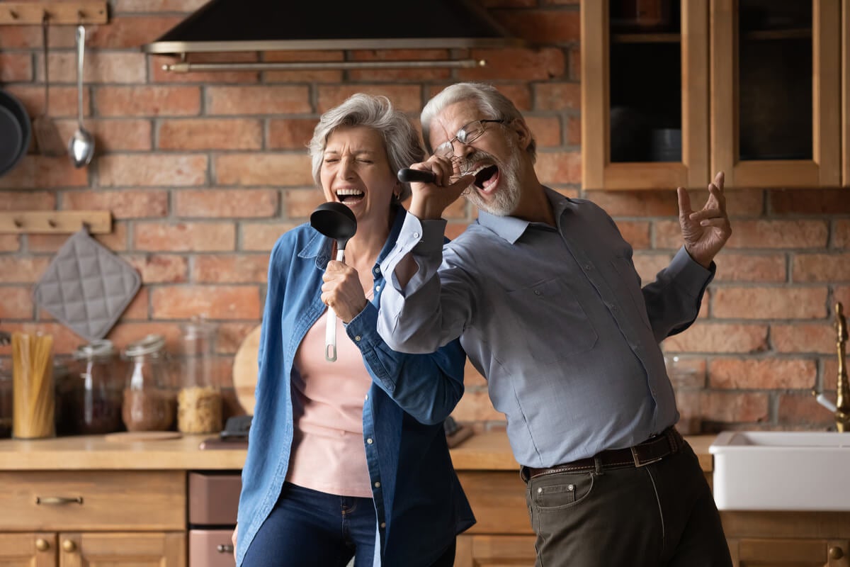 Mujer mayor cantando