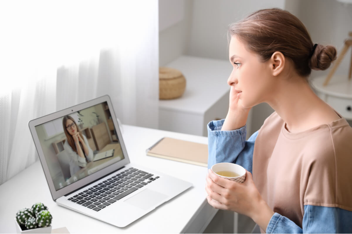 Mujer haciendo terapia online