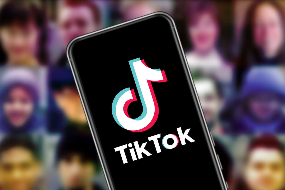 Mujer viendo TikTok