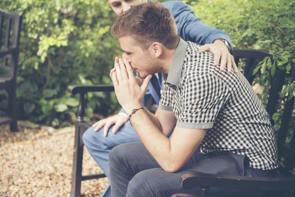 Una persona brinda su apoyo para crear confianza en su relación simbolizando qué hacer cuando un amigo te dice que está triste