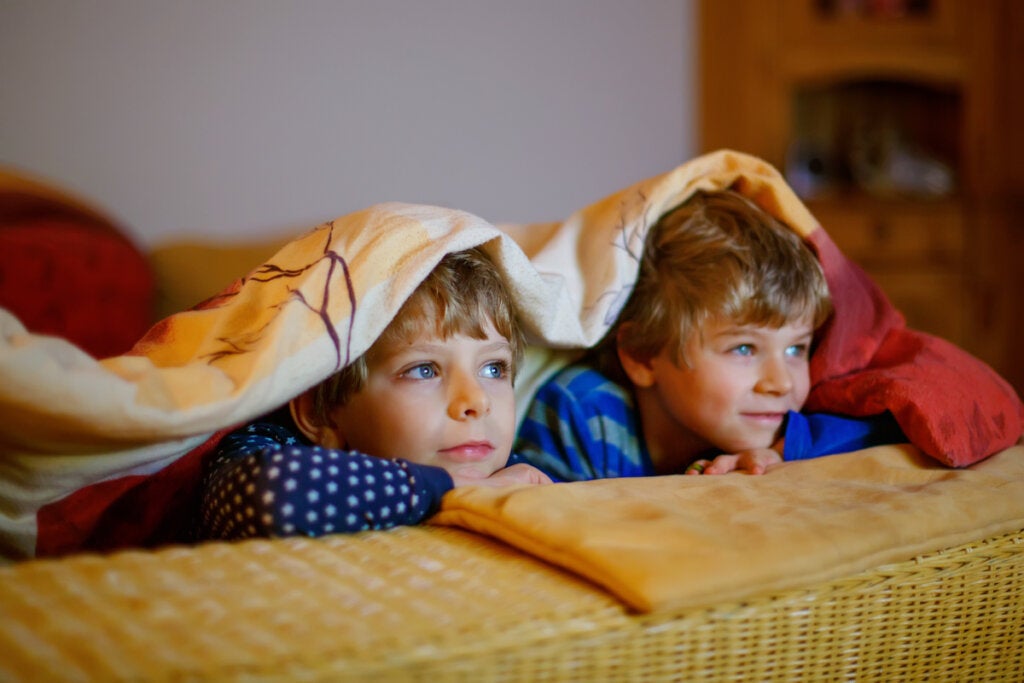 televizyon izleyen çocuklar