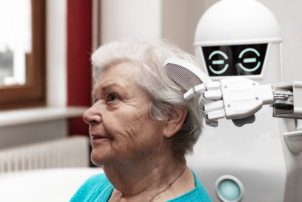Yaşlı bir kadını tarayan robot
