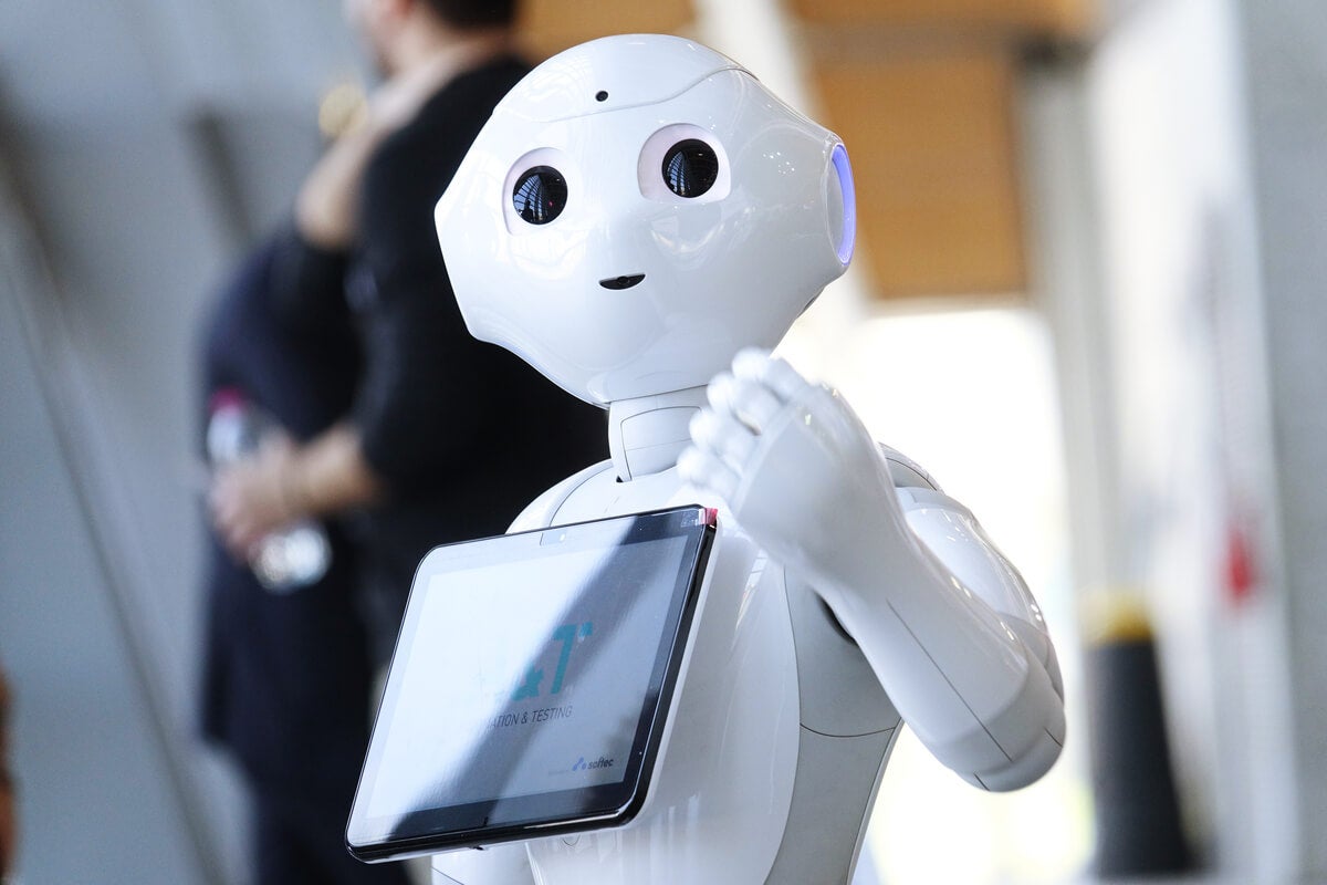 Robot mirando a un amujer