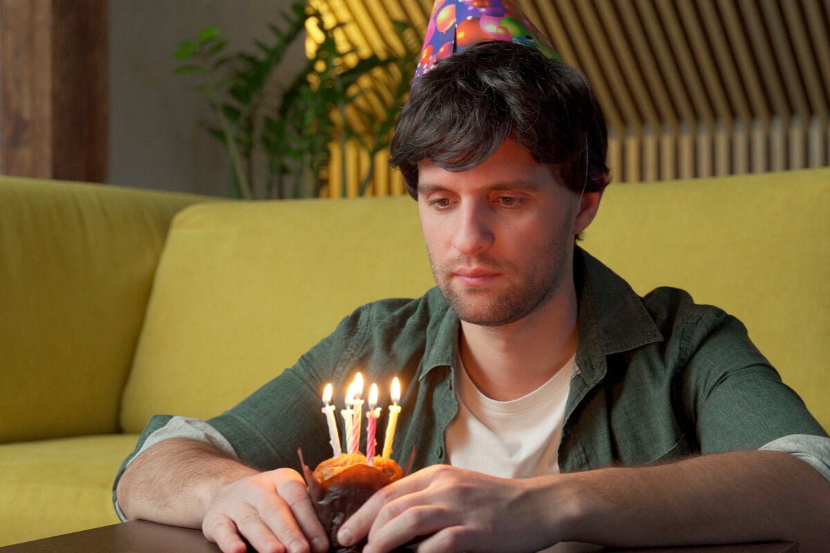 Mujer triste celebrando el cumpleaños