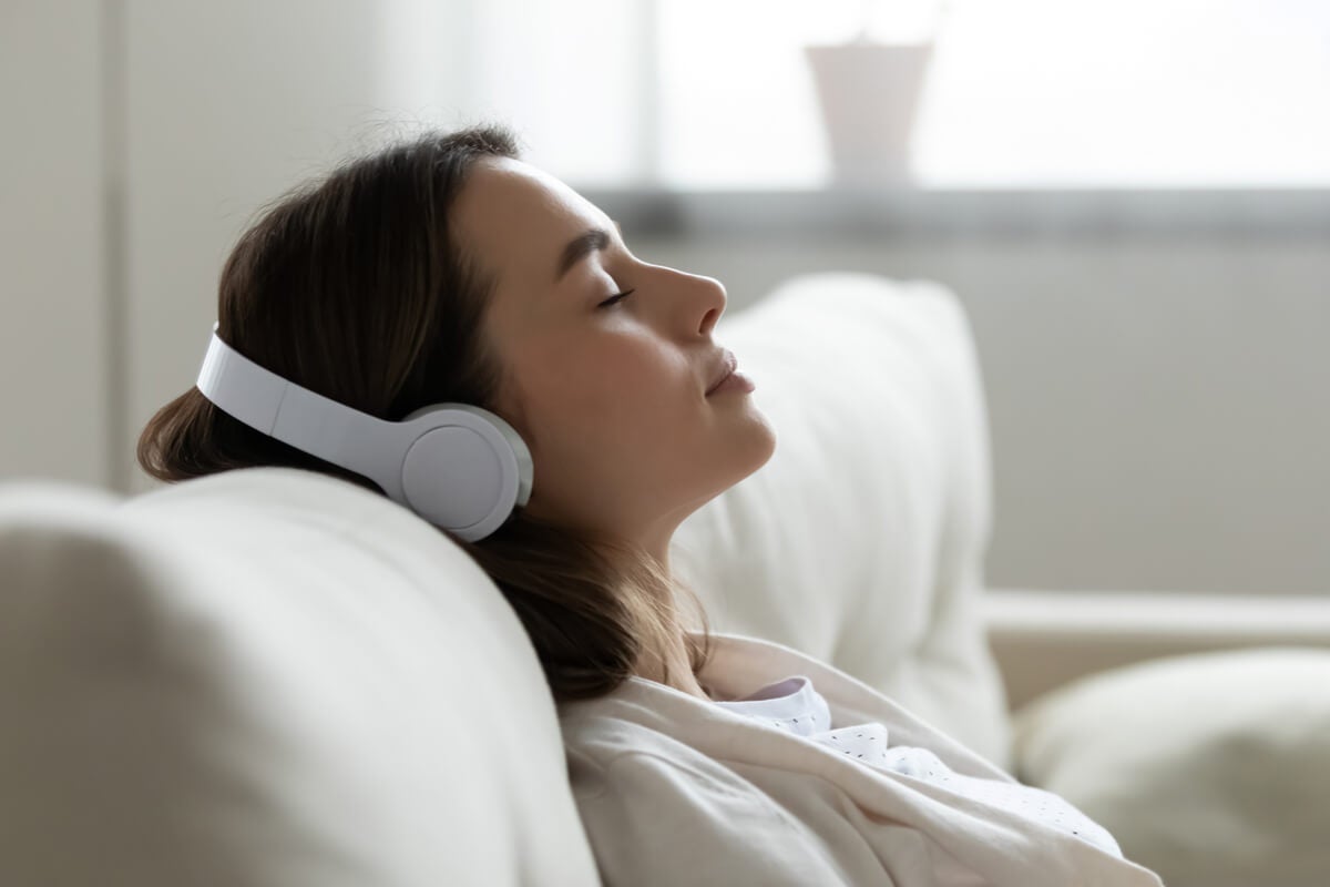 Hombre con nota musical en el cerebro