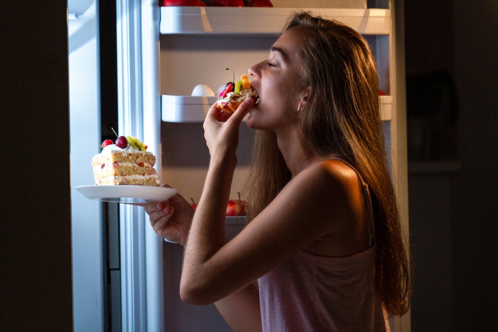 Geceleri yemek yiyen kadın, kötü uyursanız daha aç olduğunuzu gösterir.