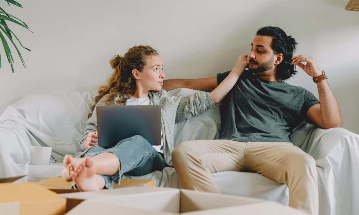 Pareja haciendo yoga