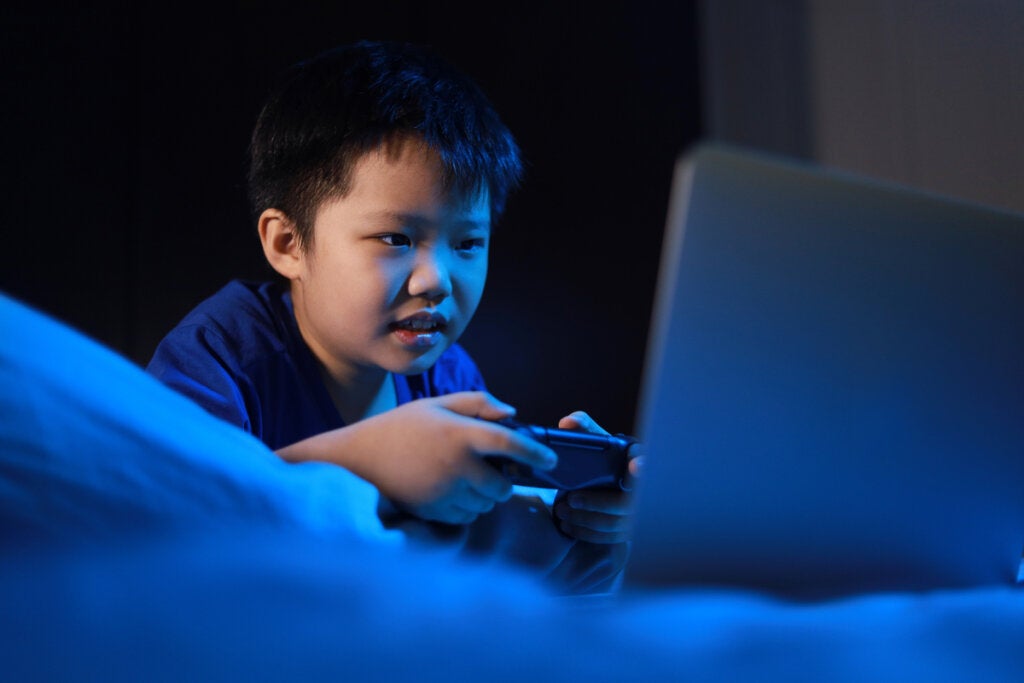 Asyalı çocuk video oyunları oynuyor