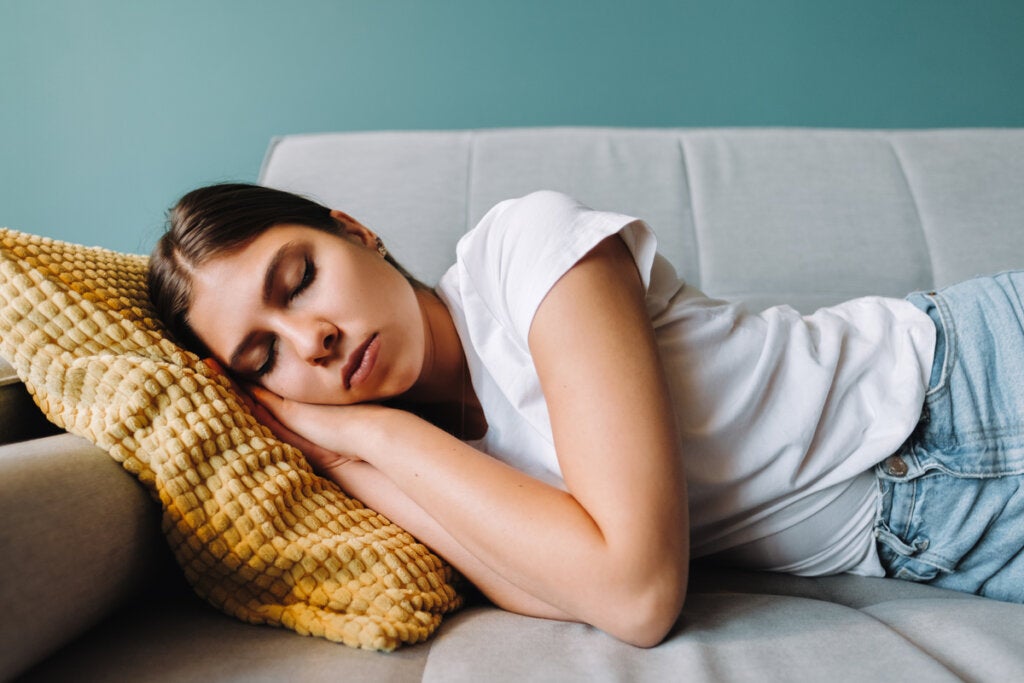 duygusal hafızanın beyinde nasıl konsolide edildiğini temsil eden uyuyan kadın