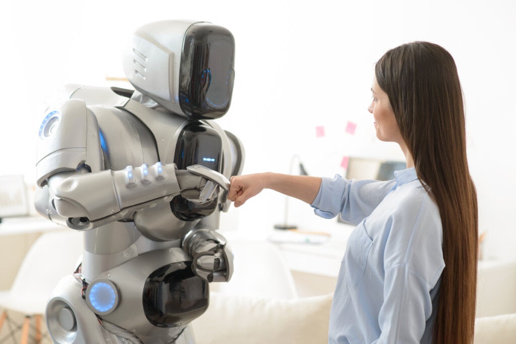 Bir kadına bakan robot