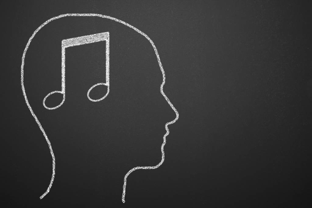 Beyninde sevinç ilahisini simgeleyen müzik notası olan adam