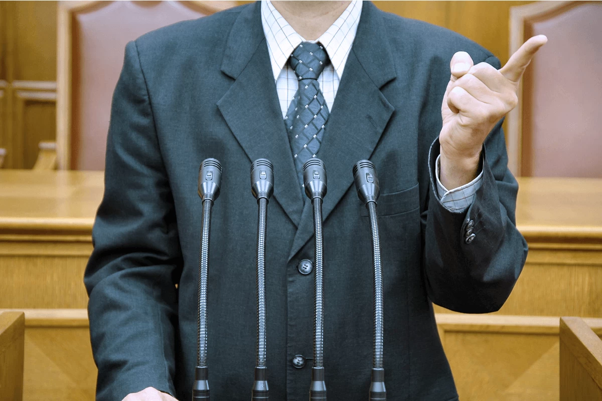 Político dando un discurso