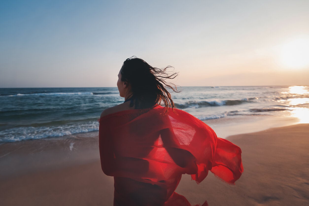 mujer con maleta representando como ser un espíritu libre