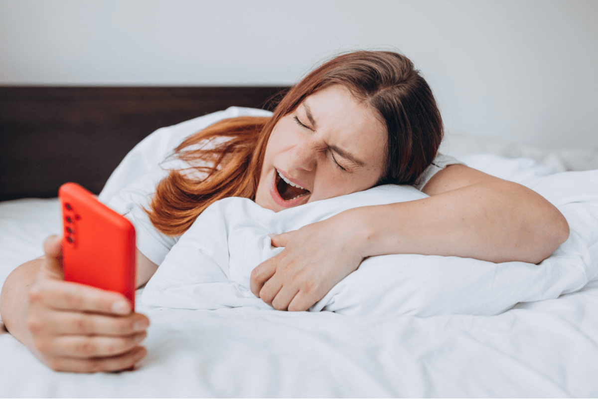 Mujer apagando el despertador