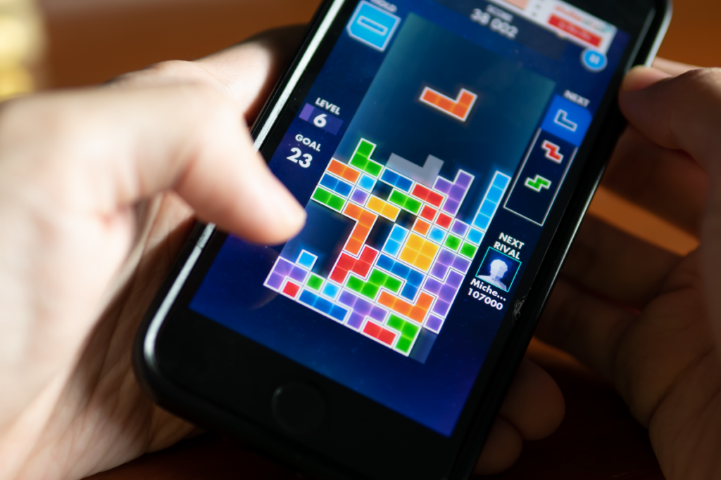 Tetris oynayan yetişkin