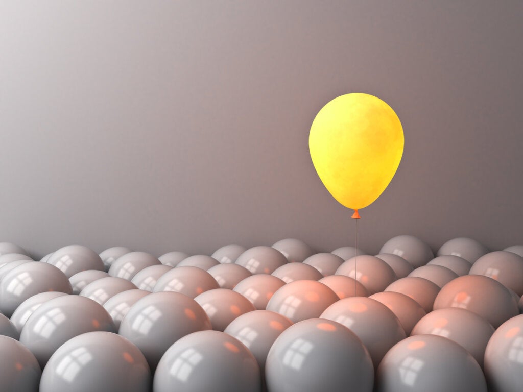 Neden favori bir renge sahip olduğumuzu göstermek için uçan sarı balon