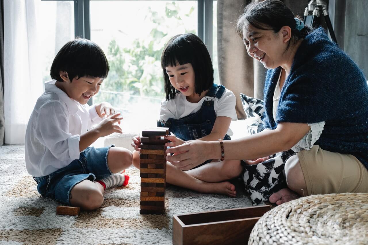 Un niño está triste porque no sabe qué es mejor Competir o cooperar