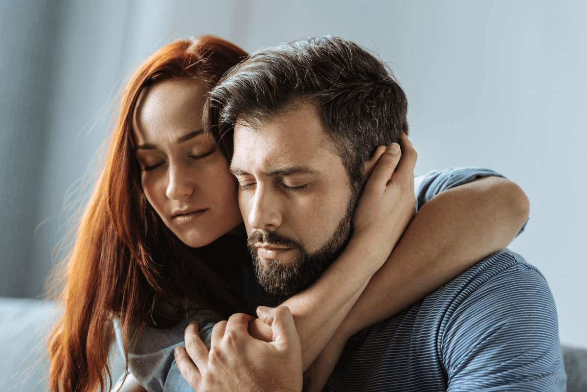 Mujer besando a su pareja