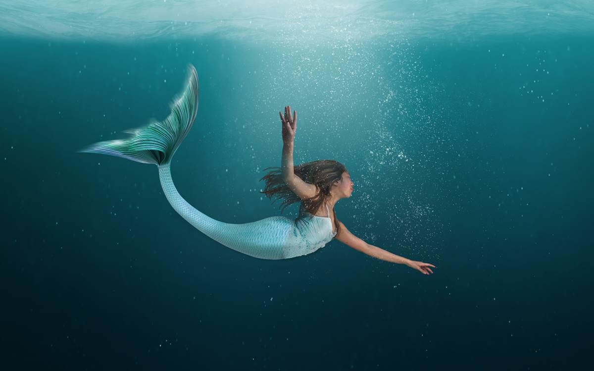 Mujer con cerebro iluminado representando el efecto del canto de las sirenas