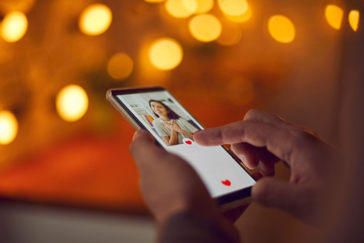 Chica con app de citas para ligar