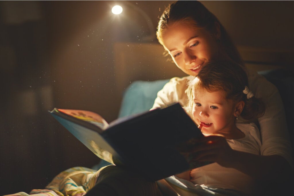 Geceleri kızına yatmadan önce bir hikaye okuyan anne