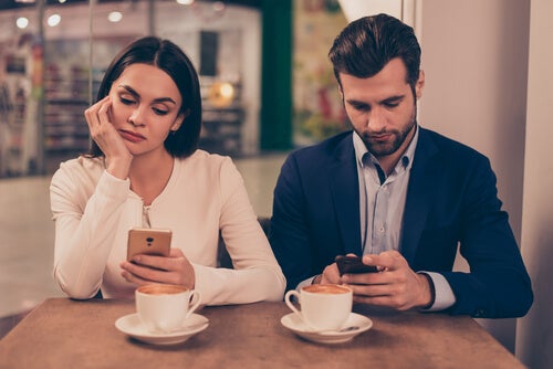 Cep telefonları ilişkileri kötüleştirebilir ve empatiyi geçersiz kılabilir