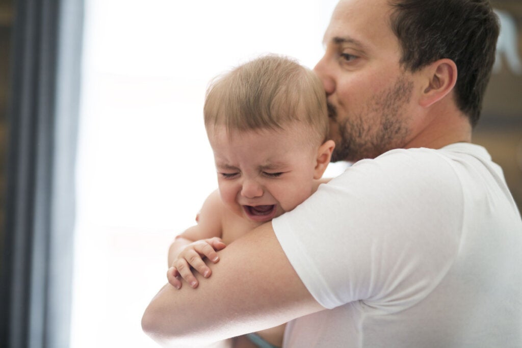 Ebeveyn stresinin etkisini simgeleyen bir bebeği sakinleştiren baba