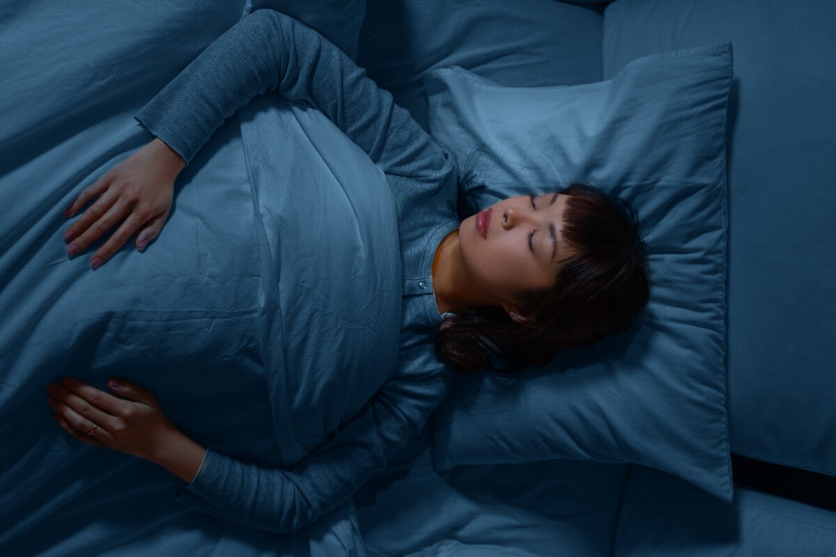 Mujer dormida en la cama