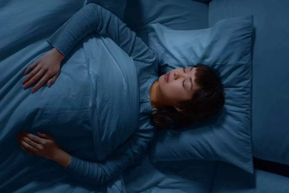Mujer dormida en la cama