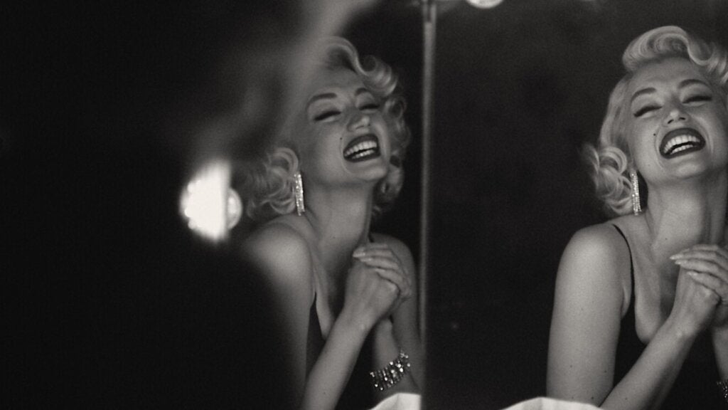 Marilyn gülümseyerek